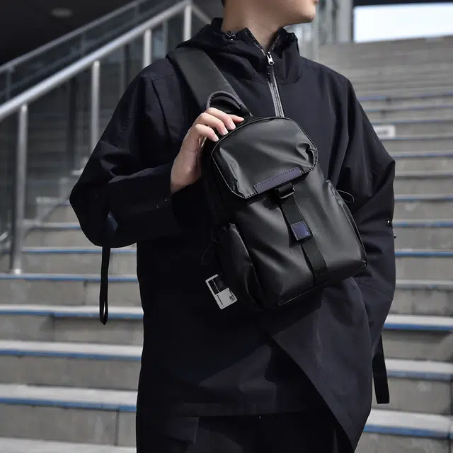 普乐威 旅行轻便多功能时尚潮流 皮膜 单肩包胸包 常规 男女同款情侣款 黑色