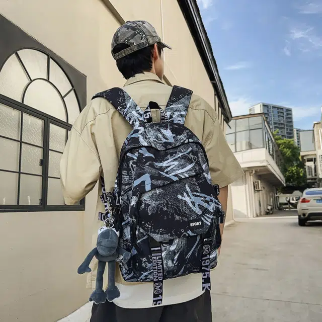 普乐威 美式街头时尚小众不撞款潮酷涂鸦书包高中生大学生上课高颜值大容量轻便休闲旅游 尼龙 双肩包 男女同款情侣款 多色