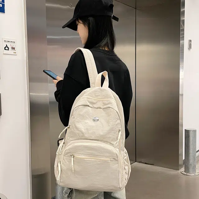 普乐威 高颜值轻便日系书包防泼水多兜电脑通勤百搭旅游 尼龙 背包双肩包 男女同款情侣款 米白色/黑色/卡其色