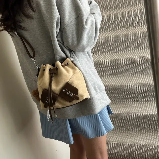 普乐威 高级感美式复古小众不撞款设计高颜值抽绳撞色手提水桶包 麂皮 斜挎包 女款