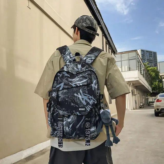 普乐威 美式街头时尚小众不撞款潮酷涂鸦书包高中生大学生上课高颜值大容量轻便休闲旅游 尼龙 双肩包 男女同款情侣款 多色