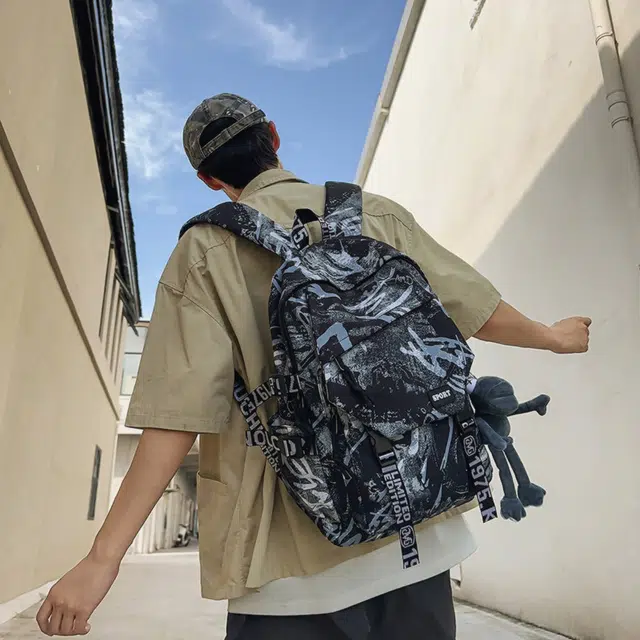 普乐威 美式街头时尚小众不撞款潮酷涂鸦书包高中生大学生上课高颜值大容量轻便休闲旅游 尼龙 双肩包 男女同款情侣款 多色