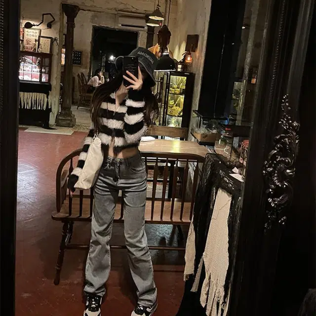 俞兆林 慵懒风短款优雅气质性感高级感撞色条纹针织衫 女款