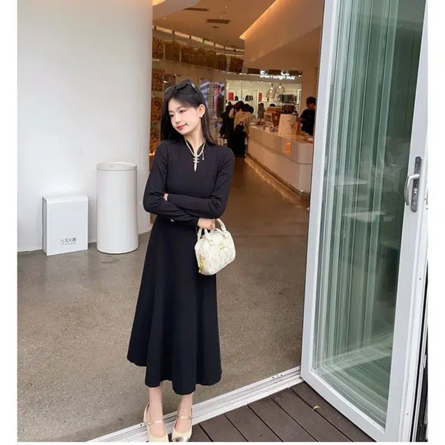 俞兆林 新中式淑女气质收腰针织垂感简约舒适优雅轻熟感长袖连衣裙 女款