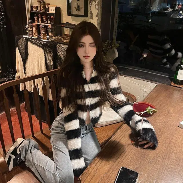 俞兆林 慵懒风短款优雅气质性感高级感撞色条纹针织衫 女款