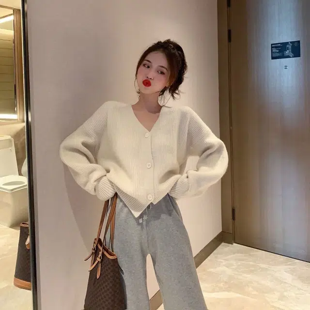 俞兆林 纯色简约舒适百搭质感短款韩版风格休闲针织衫 女款