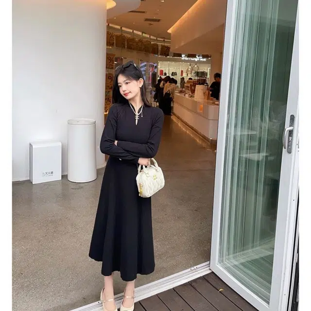 俞兆林 新中式淑女气质收腰针织垂感简约舒适优雅轻熟感长袖连衣裙 女款