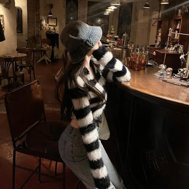 俞兆林 慵懒风短款优雅气质性感高级感撞色条纹针织衫 女款