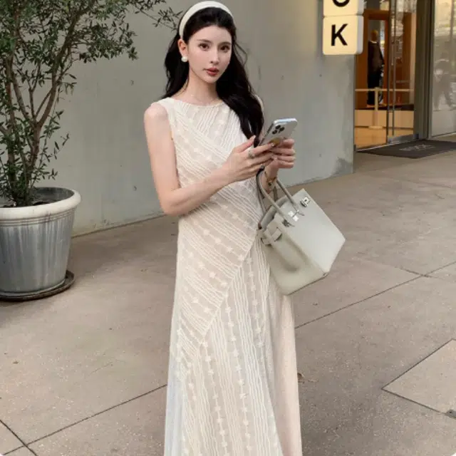 纤丝鸟 法式优雅时尚设计感蕾丝拼接修身显瘦气质无袖连衣裙 女款