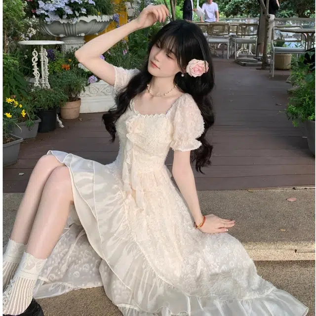 纤丝鸟 夏季 法式气质减龄小众不规则设计感荷叶边修身短袖连衣裙 女款