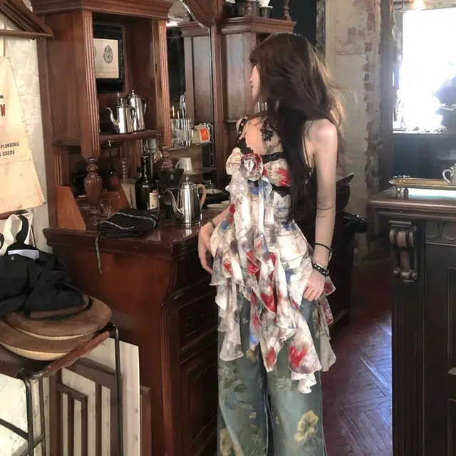 困住大象 油画艺术感不规则蕾丝花边个性上衣吊带 女款