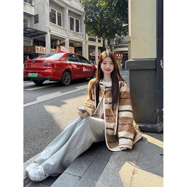 纤丝鸟 简约时尚宽松复古风格上衣连帽设计舒适截短外套 女款