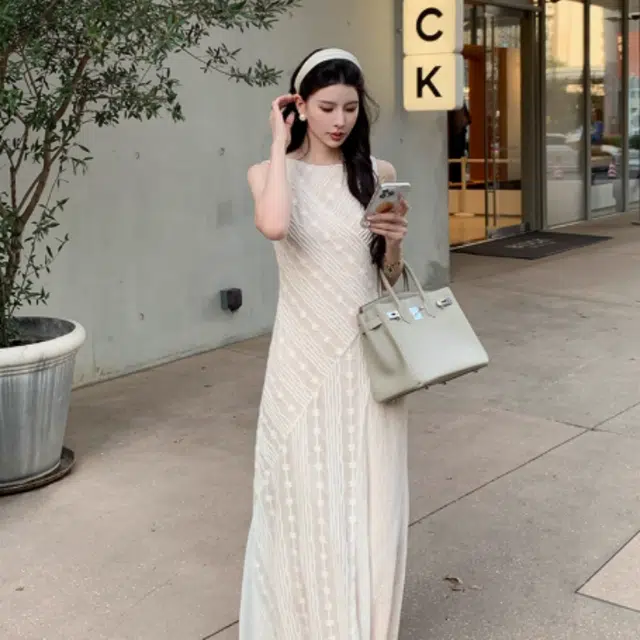 纤丝鸟 法式优雅时尚设计感蕾丝拼接修身显瘦气质无袖连衣裙 女款