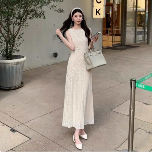 纤丝鸟 法式优雅时尚设计感蕾丝拼接修身显瘦气质无袖连衣裙 女款