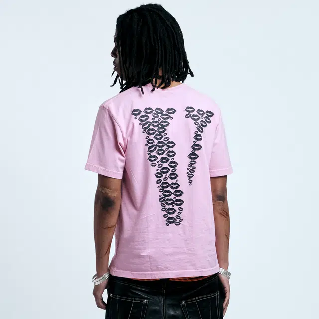 VLONE Friends kiss VLogo T