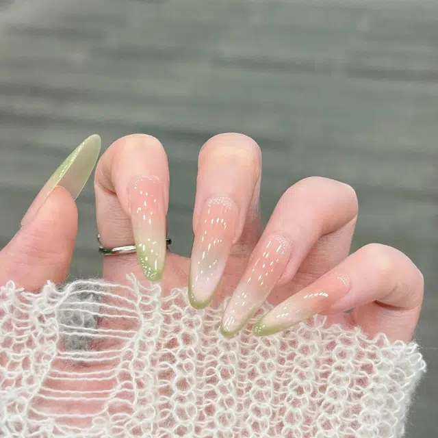 嘉比兔 夏日冰透芭乐渐变猫眼穿戴甲显白法式风格美甲贴片长款  中梯多巴胺晕染 细闪