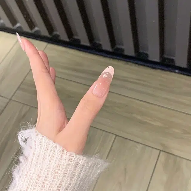 嘉比兔 高级感气质波点富家千金穿戴甲轻奢法式渐变显白蝴蝶结美甲贴  杏仁浅色晕染 可爱