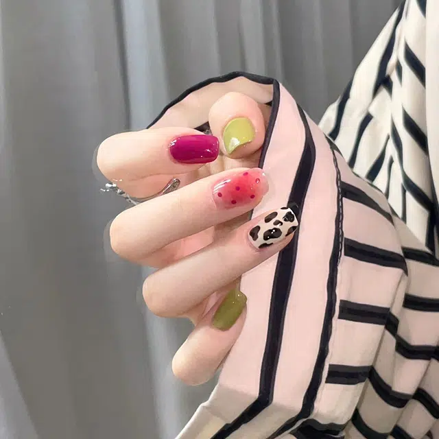嘉比兔 小清新美甲贴片穿戴甲成品可批发奶牛花纹美甲贴片夏季  梯型浅色跳色 可爱
