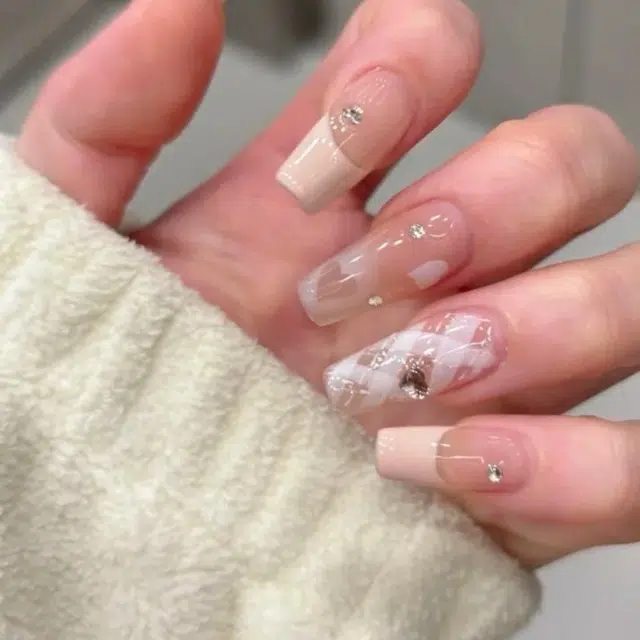 嘉比兔 轻奢高级感穿戴甲中长款显白腮红法式带钻结婚美甲贴片可拆卸  杏仁浅色渐变 可爱