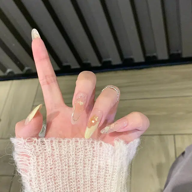 嘉比兔 手工穿戴甲奶黄法式冰糯纯欲碎钻温柔气质显白假指甲美甲贴可拆卸  杏仁黄色晕染 可爱