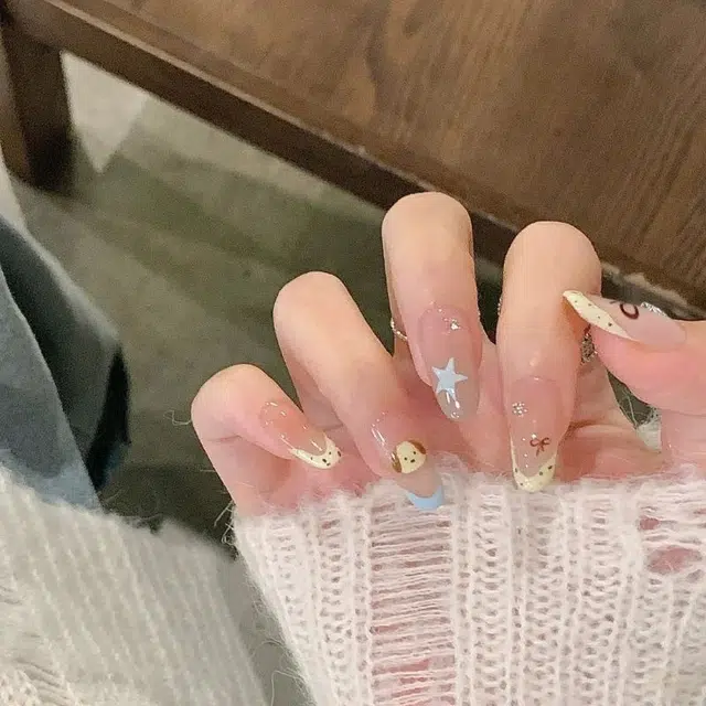 嘉比兔 纯欲小奶狗蝴蝶结法式穿戴甲甲片星星美甲穿戴甲显白美甲贴片  杏仁浅色裸色 可爱