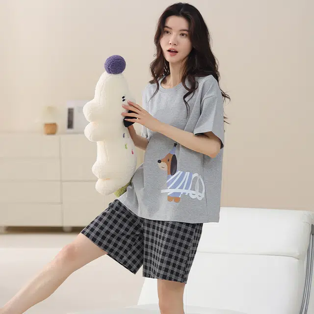 都市丽人 亲肤舒适轻薄透气休闲时尚简约免穿文胸带胸垫防凸点个性图案圆领短袖三分裤可外穿家居睡衣套装 女款