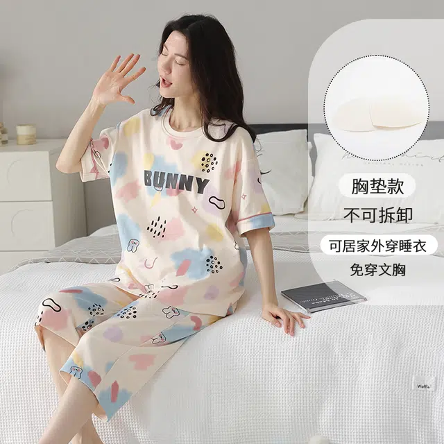 都市丽人 可爱个性涂鸦条纹休闲时尚舒适透气柔软免穿文胸带胸垫防凸点家居设计感圆领短袖七分裤睡衣套装 女款