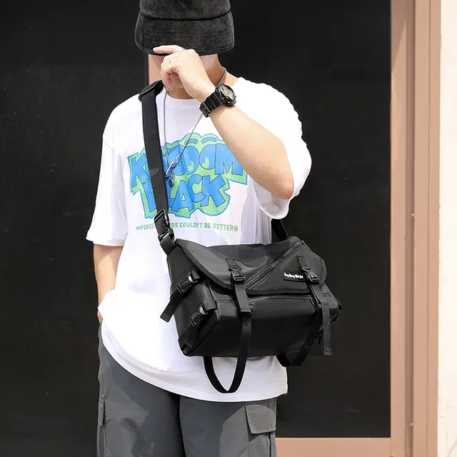 行途机能风斜挎包男日系潮牌学生邮差包女涤纶工装包情侣单肩包