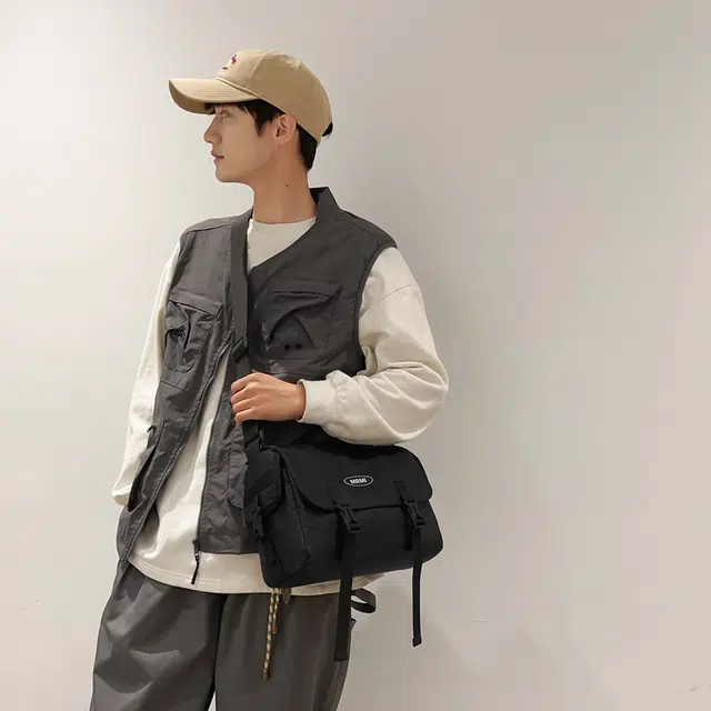 行途 日系潮牌休闲百搭轻便简约 牛津布 单肩手机背包小方包斜挎包 常规 男女同款情侣款 黑色