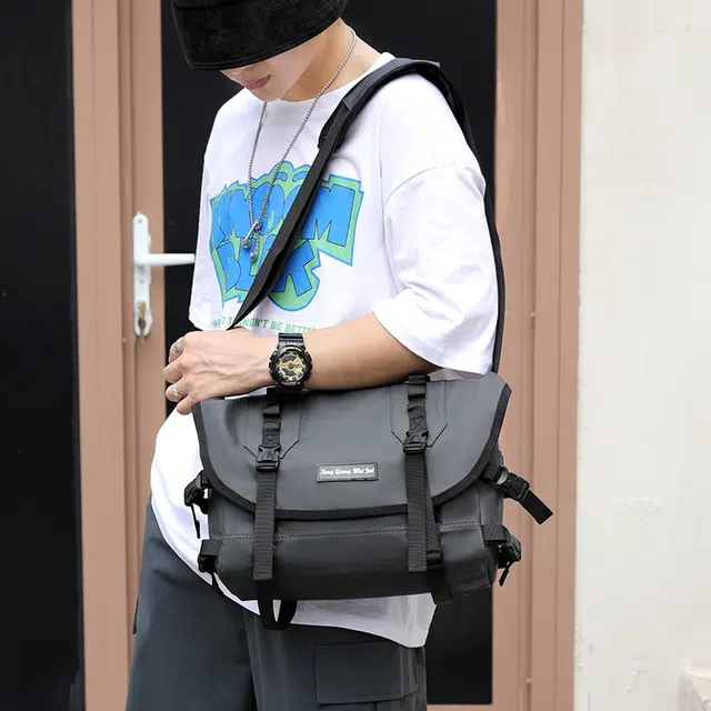 行途男士工装包斜挎包挎包潮牌原宿机能涤纶大学生邮差电脑休闲单肩背包男