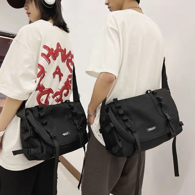 行途 百搭大容量休闲港风机能包工装包 尼龙 斜挎包 常规 男女同款情侣款 黑色