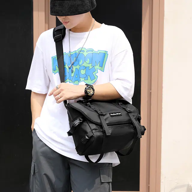 行途男士工装包斜挎包挎包潮牌原宿机能涤纶大学生邮差电脑休闲单肩背包男