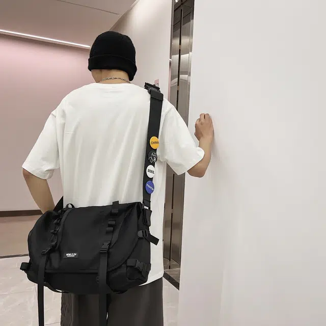 行途 百搭大容量休闲港风机能包工装包 尼龙 斜挎包 常规 男女同款情侣款 黑色