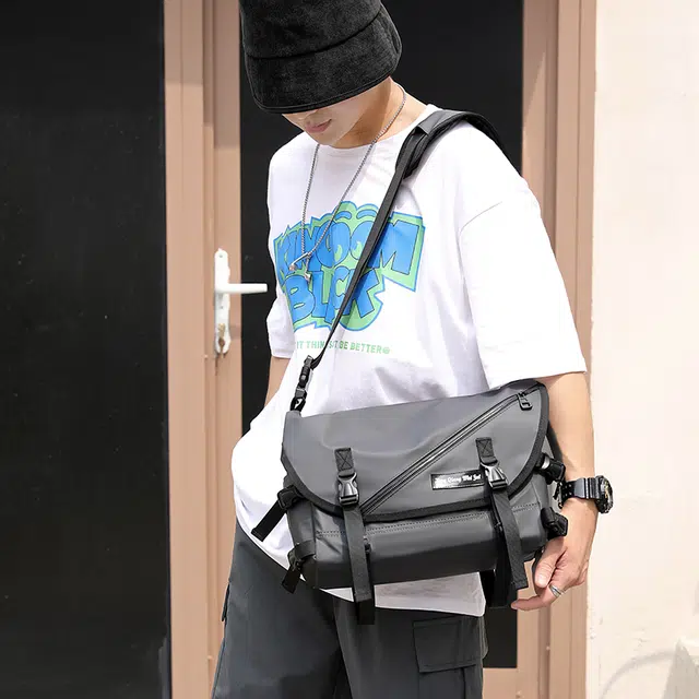 行途机能风斜挎包男日系潮牌学生邮差包女涤纶工装包情侣单肩包