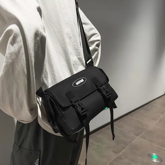 行途 日系潮牌休闲百搭轻便简约 牛津布 单肩手机背包小方包斜挎包 常规 男女同款情侣款 黑色