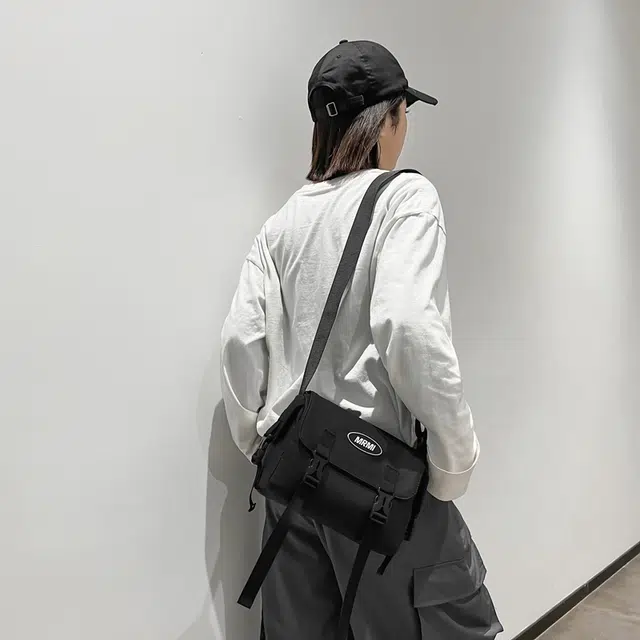 行途 日系潮牌休闲百搭轻便简约 牛津布 单肩手机背包小方包斜挎包 常规 男女同款情侣款 黑色