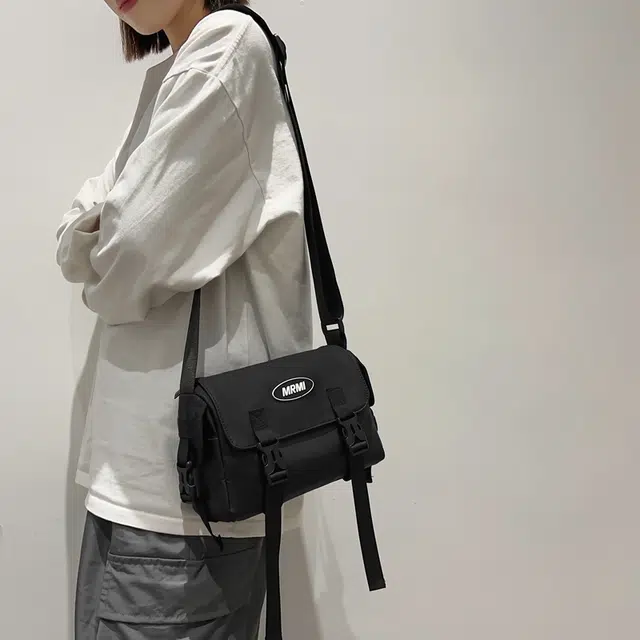 行途 日系潮牌休闲百搭轻便简约 牛津布 单肩手机背包小方包斜挎包 常规 男女同款情侣款 黑色