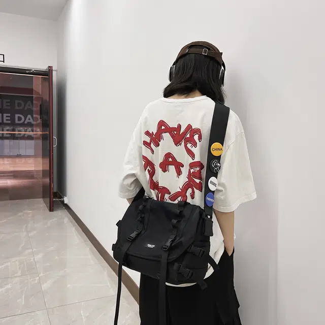 行途 百搭大容量休闲港风机能包工装包 尼龙 斜挎包 常规 男女同款情侣款 黑色