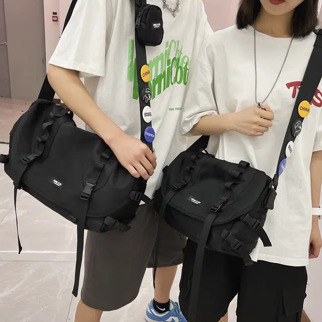 行途 百搭大容量休闲港风机能包工装包 尼龙 斜挎包 常规 男女同款情侣款 黑色