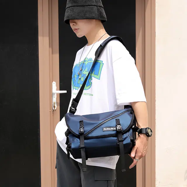 行途机能风斜挎包男日系潮牌学生邮差包女涤纶工装包情侣单肩包
