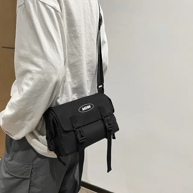 行途 日系潮牌休闲百搭轻便简约 牛津布 单肩手机背包小方包斜挎包 常规 男女同款情侣款 黑色