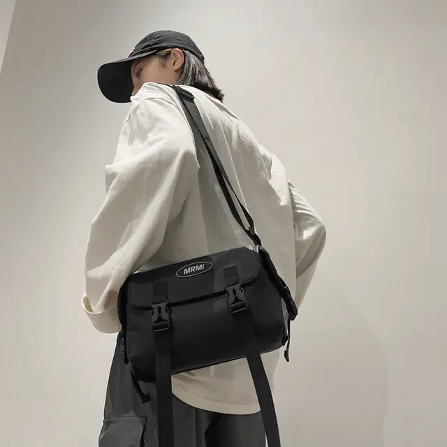 行途 日系潮牌休闲百搭轻便简约 牛津布 单肩手机背包小方包斜挎包 常规 男女同款情侣款 黑色