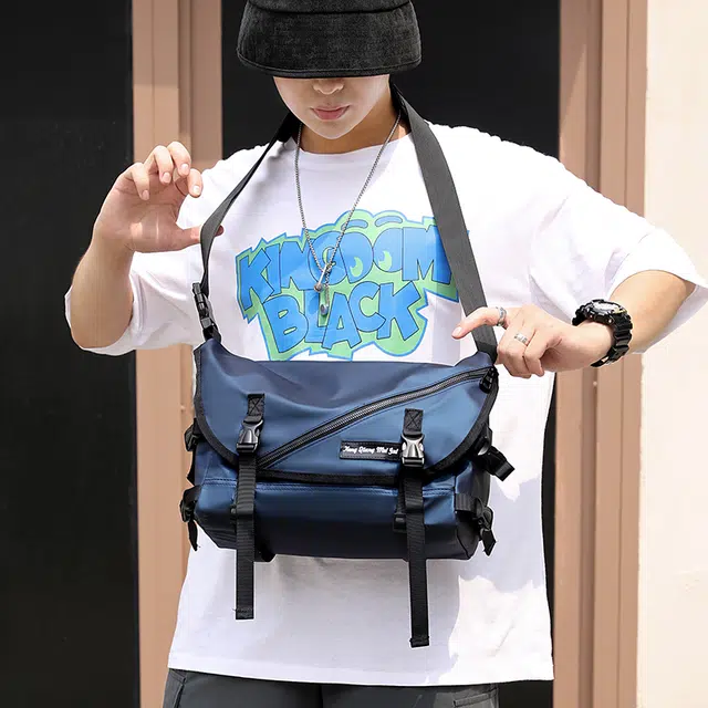 行途机能风斜挎包男日系潮牌学生邮差包女涤纶工装包情侣单肩包