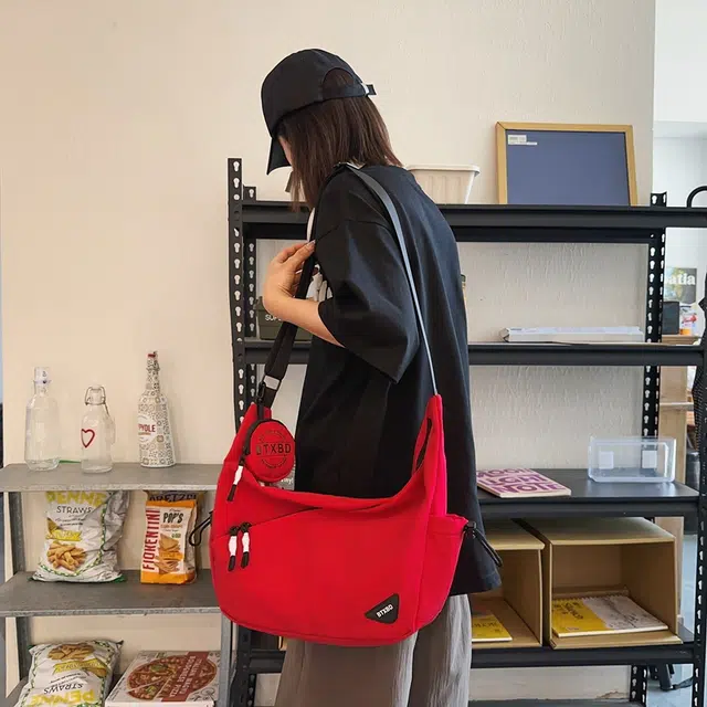 行途 学生上课休闲防泼水 尼龙 单肩包斜挎包 男女同款情侣款 黑色/红色/白色/浅灰色