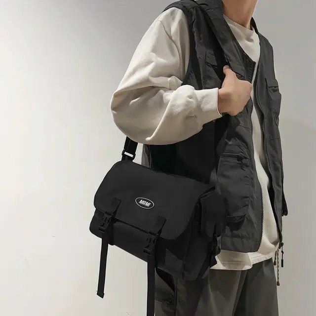 行途 日系潮牌休闲百搭轻便简约 牛津布 单肩手机背包小方包斜挎包 常规 男女同款情侣款 黑色