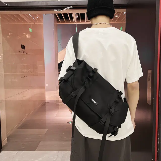 行途 百搭大容量休闲港风机能包工装包 尼龙 斜挎包 常规 男女同款情侣款 黑色