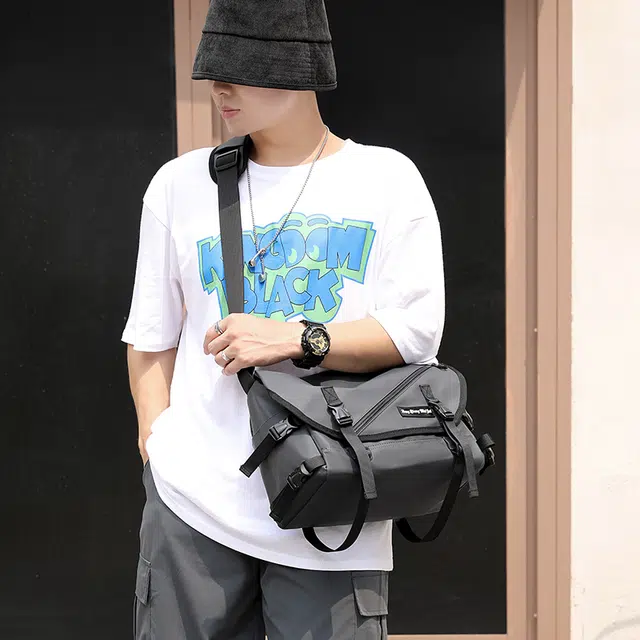 行途机能风斜挎包男日系潮牌学生邮差包女涤纶工装包情侣单肩包