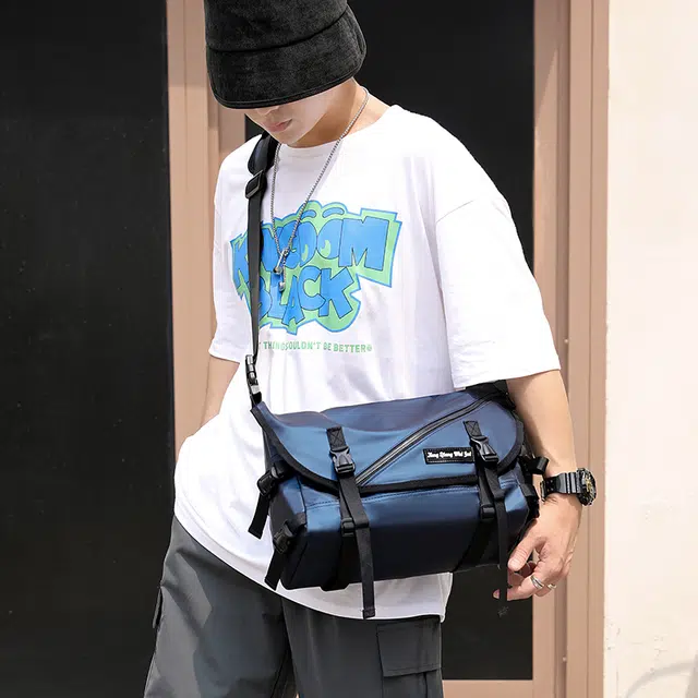行途机能风斜挎包男日系潮牌学生邮差包女涤纶工装包情侣单肩包