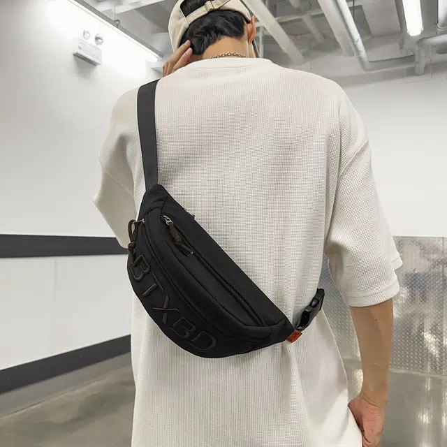 行途胸包男女背包字母斜挎包防泼水腰包女大容量单肩包运动潮牌男士包包
