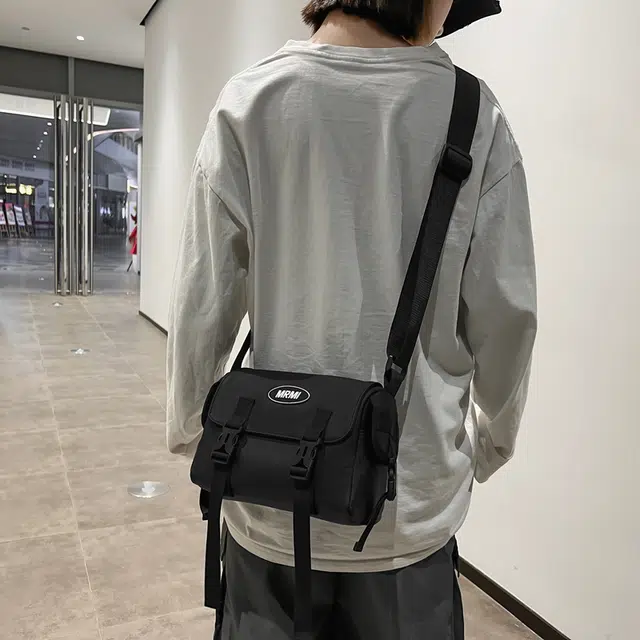 行途 日系潮牌休闲百搭轻便简约 牛津布 单肩手机背包小方包斜挎包 常规 男女同款情侣款 黑色